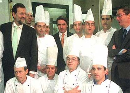 Mariano Rajoy, José María Aznar y Alberto Ruiz-Gallardón, con los cocineros de la cena del PP.