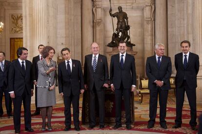 Sarkozy y los reyes posan para la prensa junto al actual presidente del Gobierno, Mariano Rajoy, y sus antecesores en el cargo.