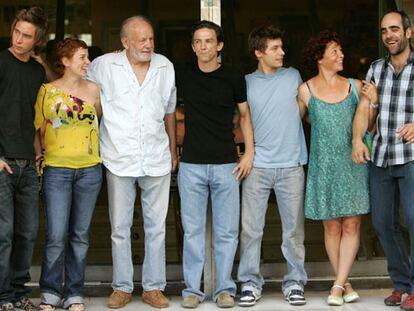 El director (centro), junto a Pablo Rivero, María Vázquez, Joan Dalmau, Jan Cornet, Iciar Bollain y Luis Tosar.
