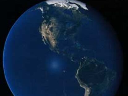 Imagen de la Tierra obtenida sumando fotos de satélite y restando el efecto de las nubes.
