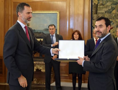 El Rey entrega del XXVII Premio FIES de Periodismo a Jesús Rodríguez.