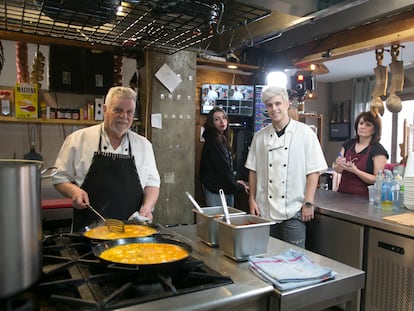 Cocina del restaurante Arroz y Cañas, en Guadalix de La Sierra, sede del canal de Twitch Arroz y Desgracias. De izquierda a derecha, Tomás Candelas, Ainara Pérez, Aarón Candelas e Isabel Gonzalez.