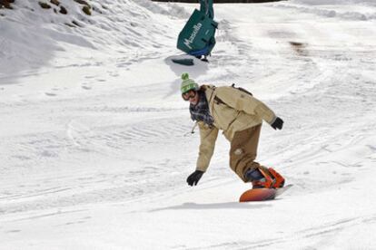 Un joven practica<i> snowboard</i> en la estación de Masella.