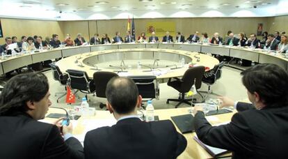 Foto panorámica de la mesa de negociación donde se convocan los consejeros autonómicos y los miembros del Ejecutivo