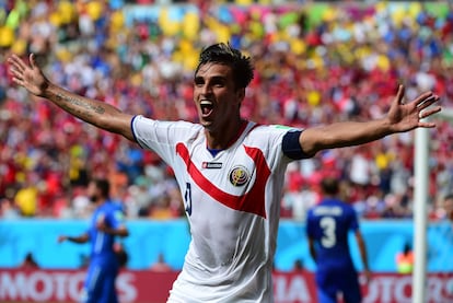 Bryan Ruiz celebra un gol ante Italia en el Mundial de 2014.