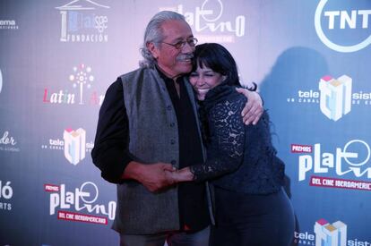 Edward James Olmos con Celin&eacute;s Toribio en la ceremonia de los Platino.