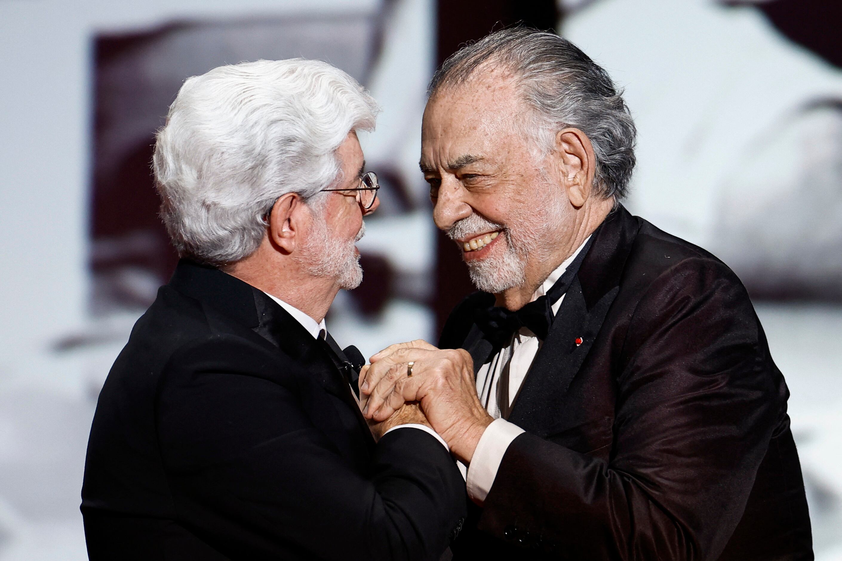 George Lucas (izquierda) recibe el Premio honorífico de la Palma de Oro y también el abrazo de Francis Ford Coppola.