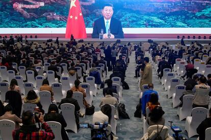 El presidente de China, Xi Jinping, aparece en una pantalla gigante antes de la ceremonia de apertura de la Conferencia Mundial de Internet (WIC) en Wuzhen. El país ultima los preparativos para lanzar la sonda Chang'e-5 a la Luna con el objetivo de recolectar muestras lunares y posteriormente regresar a la Tierra, con lo que se convertiría en el tercer país en completar este tipo de misión.