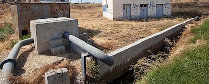 La acequia Arabuleila, a su paso por el campus de la salud. 