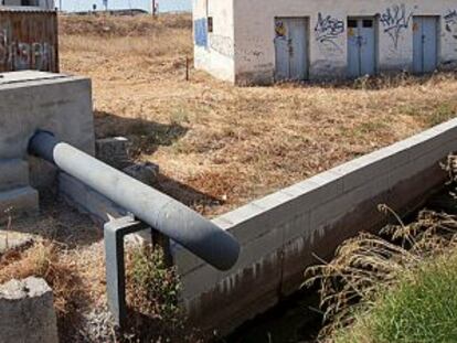 La acequia Arabuleila, a su paso por el campus de la salud.
