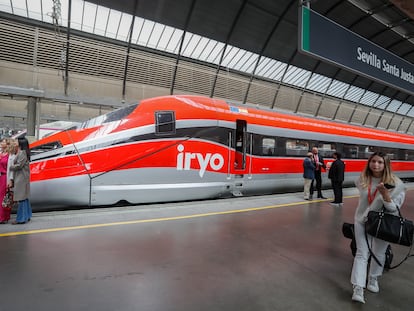 Tren de Iryo, primer operador privado español de Alta Velocidad ferroviaria, a su llegada hoy jueves a la estación de Santa Justa en Sevilla en su viaje inaugural.