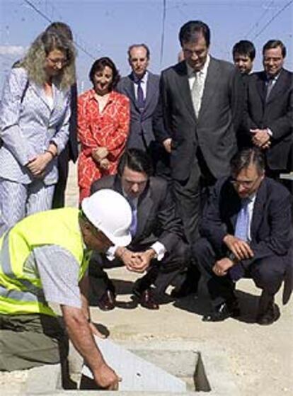 Aznar, junto al ministro Álvarez-Cascos y el alcalde de Toledo, José Manuel Molina, en la colocación de la primera traviesa del AVE Madrid-Toledo.