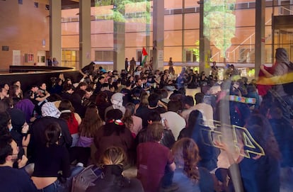 Estudiantes sentados en el vicerrectorado de la Universidad Complutense, tras entrar por la fuerza en el edificio, el 17 de mayo de 2024.