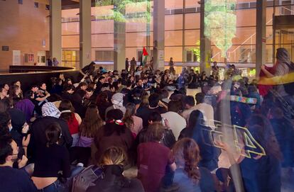 Estudiantes sentados en el vicerrectorado de la Universidad Complutense, tras entrar por la fuerza en el edificio, el 17 de mayo de 2024.