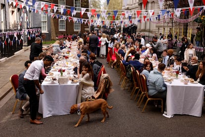 El primer ministro y su esposa, Akshata Murthy, han ejercido de anfitriones en Downing Street de una comida a la que han invitado a diversos voluntarios y “héroes locales” del Reino Unido, así como a refugiados ucranianos y británicos que han ofrecido sus casas para acogerles. Entre los asistentes se encuentran algunos ganadores de los premios Points of Light, que reconocen la labor de voluntarios en diversos ámbitos. También Zoe y Andy Clar-Coates, fundadores de la organización no gubernamental Saying Goodbye que respalda a mujeres que han perdido a un hijo durante el embarazo o la primera infancia; Navjot Sawhney, impulsora de una iniciativa para dotar de máquinas de lavar ropa manuales a más de mil familias sin acceso a electricidad en países en desarrollo y campos de refugiados; o Olga Breslavska, que fue acogida en el Reino Unido al huir de la guerra de Ucrania, estará asimismo en el almuerzo, así como otros británicos que han ofrecido sus hogares para alojarles.