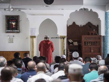 Varios musulmanes rezan en memoria del sacerdote Jacques Hamel durante el rezo en una mezquita en Francia.
