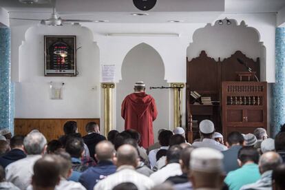 Varios musulmanes rezan en memoria del sacerdote Jacques Hamel durante el rezo en una mezquita en Francia.