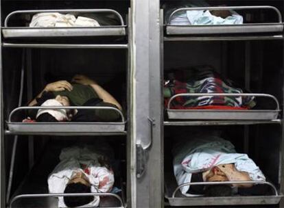Seis cuerpos de los fallecidos en las incursiones israelíes yacen en el depósito de cadáveres del hospital de Beit Lahia