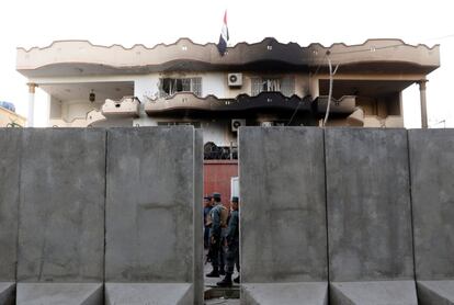 Policías afganos inspeccionan un edificio de la embajada iraquí después de un ataque en Kabul, Afganistán.