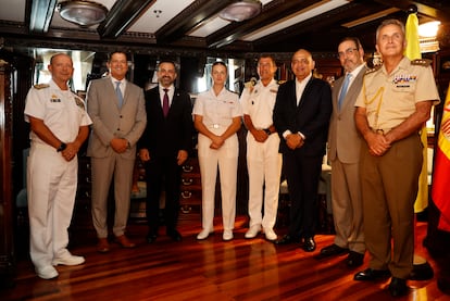El cantante colombiano Carlos Vives (segundo por la izquierda), el embajador de España en Colombia, Santiago Jiménez, y la princesa Leonor de Borbón, en un almuerzo en el buque 'Juan Sebastián de Elcano' en Santa Marta (Colombia).