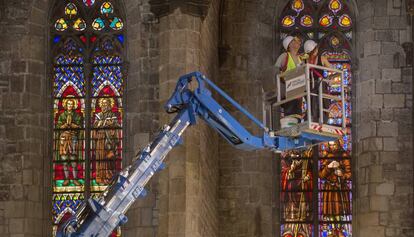 Operarios revisando las bóvedas de Santa María de Mar