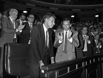 Los diputados socialistas, puestos en pie, aplauden a Felipe González, tras ser reelegido presidente de Gobierno al término de la sesión de investidura, el 23 de julio de 1986.