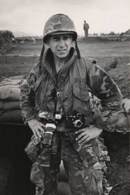 El fotógrafo, en su época de reportero de guerra.