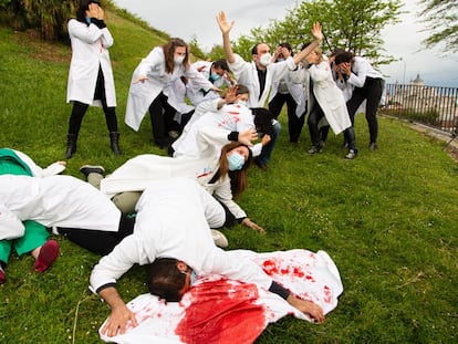 Un grupo de médicos hace una performance sobre los fusilamientos del 2 de mayo, en los jardines del Templo de Debod, en una imagen cedida por Rubén López.