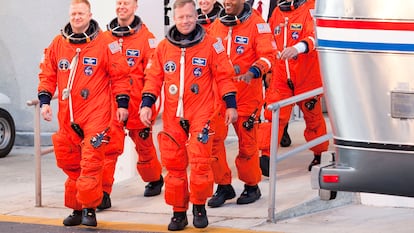 Um grupo de astronautas participa de um ensaio de lançamento em 2010.