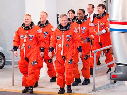 Um grupo de astronautas participa de um ensaio de lançamento em 2010.