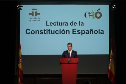 El presidente del Gobierno, Pedro Sánchez, durante el acto de lectura de la Constitución.