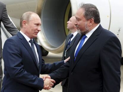 El presidente Putin saluda al ministro Lieberman a su llegada a Tel Aviv.