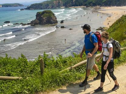 O Caminho da Costa a seu passo pela praia asturiana de Peñarronda.