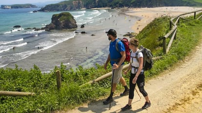 O Caminho da Costa a seu passo pela praia asturiana de Peñarronda.