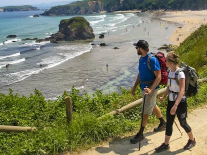 O Caminho da Costa a seu passo pela praia asturiana de Peñarronda.