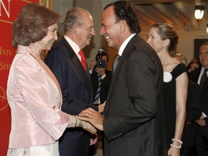Los Reyes, con Julio Iglesias y su mujer, Miranda, en Miami.