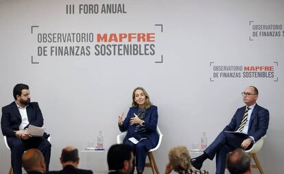 Daniel Toledo, subdirector de CincoDías; Ana Claver, directora general de Robeco para España, US offshore y Latam, y José Luis Jiménez Guajardo-Fajardo, director general de inversiones de Mapfre.