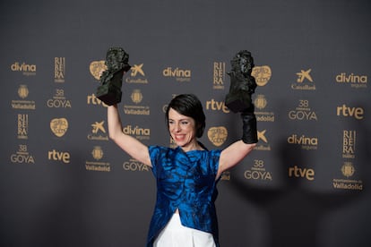 La directora y guionista Estibaliz Urresola posa con los dos premios conseguidos por '20.000 especies de abejas'.