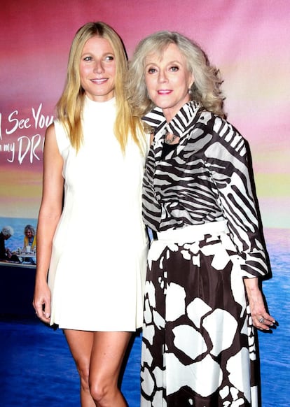 La actriz Blythe Danner siempre ha sido un gran apoyo para su hija, la también intérprete Gwyneth Paltrow. Aunque son pocas las veces que ha hablado en público sobre ella, sí lo ha hecho para defenderla de quienes utilizan cualquier excusa para criticarla en las redes sociales. En la imagen, madre e hija en el estreno de ‘Te veré en mis sueños’, protagonizada por Danner, en mayo de 2015.