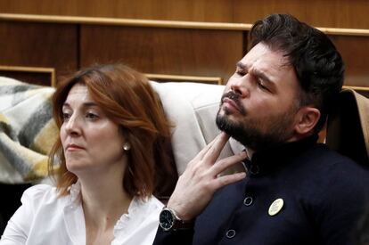 El portavoz de ERC, Gabriel Rufián, en el Congreso donde se celebra la segunda y definitiva votación para investir presidente del Gobierno al candidato socialista, Pedro Sánchez.