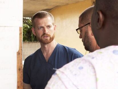 El doctor Kent Brantly trabajaba en una clínica de Foya, Liberia, tratando a pacientes con ébola.