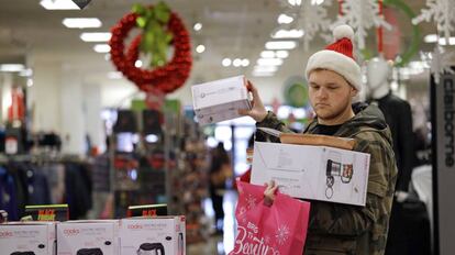 Un joven en una tienda J.C. Penney este viernes.