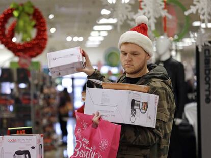 Un joven en una tienda J.C. Penney este viernes.