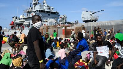 Unos migrantes en el puerto de Lampedusa (Italia), el pasado septiembre.