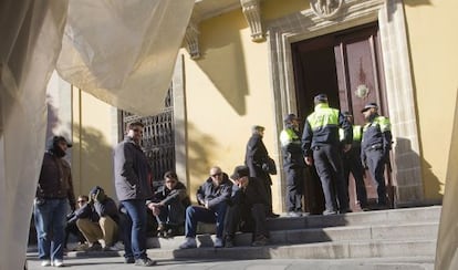 Union reps outside the doors of Jerez City Hall earlier this month.