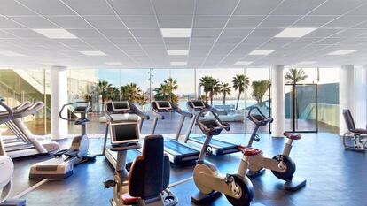 El gimnasio del Hotel W en Barcelona, con vistas privilegiadas al mar.