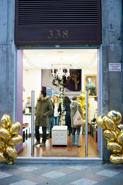 Así daba la bienvenida la tienda a los asistentes.