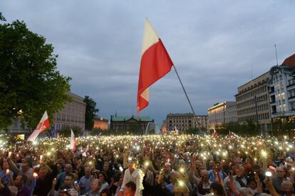 Manifestantes durante la protesta en la Plaza de la Libertad en Poznan, el 16 de julio de 2017.