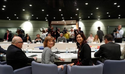 La secretaria de Estado de Empleo, Yolanda Valdeolivas (2i), y la presidenta del Consejo Superior de Deportes, María José Rienda (2d), este martes en el Ministerio de Empleo.