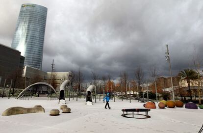 La nieve ha cuajado en el centro de Bilbao y en las zonas de alrededor de la ría, lo que ha obligado a los equipos municipales a desplegar a los quitanieves para facilitar el tránsito por las vías.